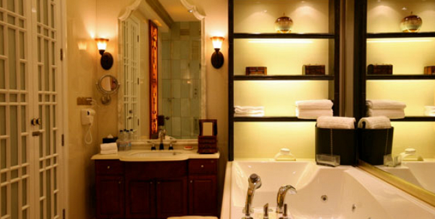 Deluxe King bathroom