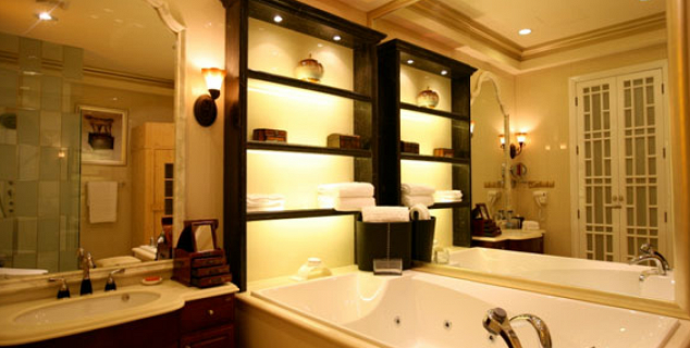 Deluxe Suite bathroom